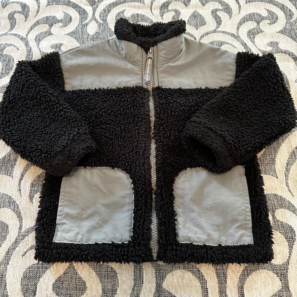 Cat and Jack Black Sherpa Jacket Size 2T GUC